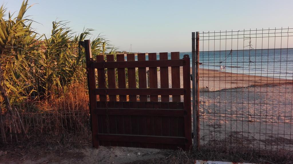 En Finca Las Dunas Dos Chalets Con Jacuzzis En Primera Linea De Playa , Uno De 4 Dormitorios Y Otro De 2 Dormitorios, Llama Al Seiscientos Veintisiete Cuatrocientos Diecisiete Trescientos Noventa Y Ocho 罗塔 外观 照片